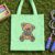 Diseño de bordado de osito de peluche con parches, bordado en una bolsa de tela