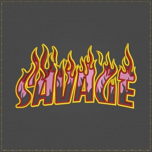 Diseño de bordado de la palabra Savage en llamas sobre tela oscura