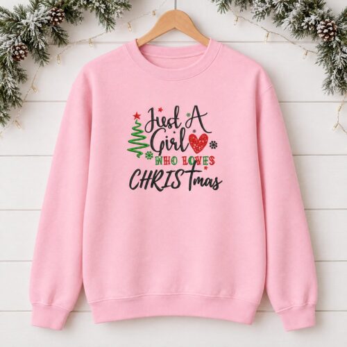 Diseño bordado "Just a Girl Who Loves Christmas" (Solo una chica que ama la Navidad) en una sudadera de cuello redondo.