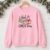 Diseño bordado "Just a Girl Who Loves Christmas" (Solo una chica que ama la Navidad) en una sudadera de cuello redondo.