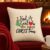 Diseño de bordado "Just a Girl Who Loves Christmas" bordado en un cojín decorativo.