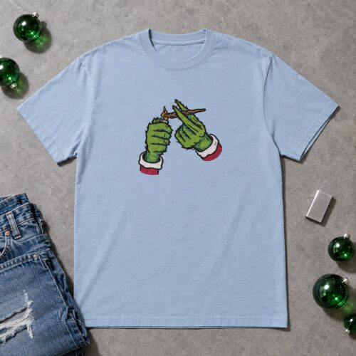 Diseño de bordado de las manos del Grinch fumando en Navidad, bordado en una camiseta.