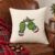 Diseño de bordado de las manos del Grinch fumando en Navidad, bordado en un cojín decorativo.