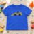 Diseño de bordado de cargadora frontal de construcción bordado en una camiseta para niño pequeño.