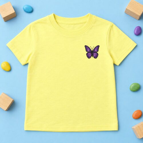 Diseño de bordado de mariposa rosa y morada bordado como logotipo en el lado izquierdo del pecho de una camiseta infantil.