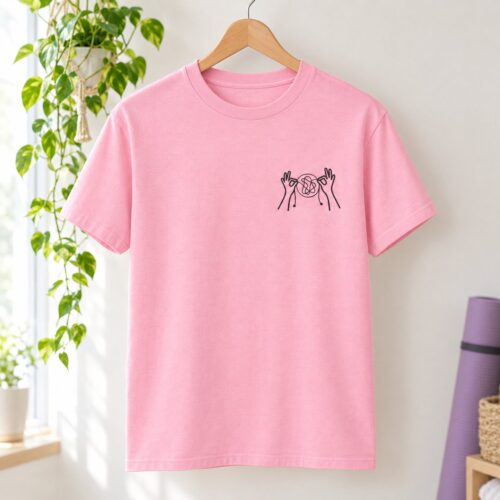 Diseño de bordado "Untangling Minds Mental Health Outline" (Desenredando mentes: contorno de salud mental) bordado como logotipo en el lado izquierdo del pecho de una camiseta.