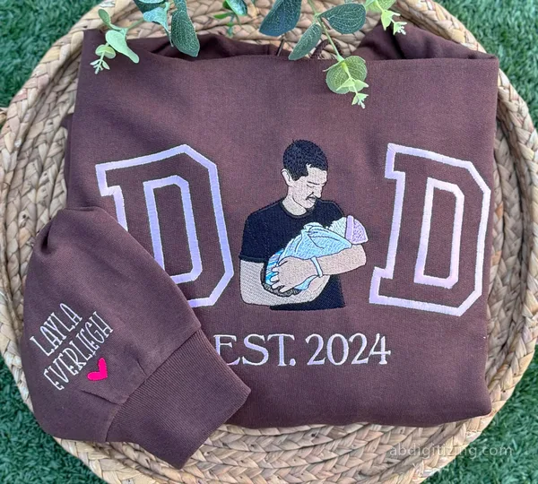 Photo digitizing of a dad with his baby for embroidery